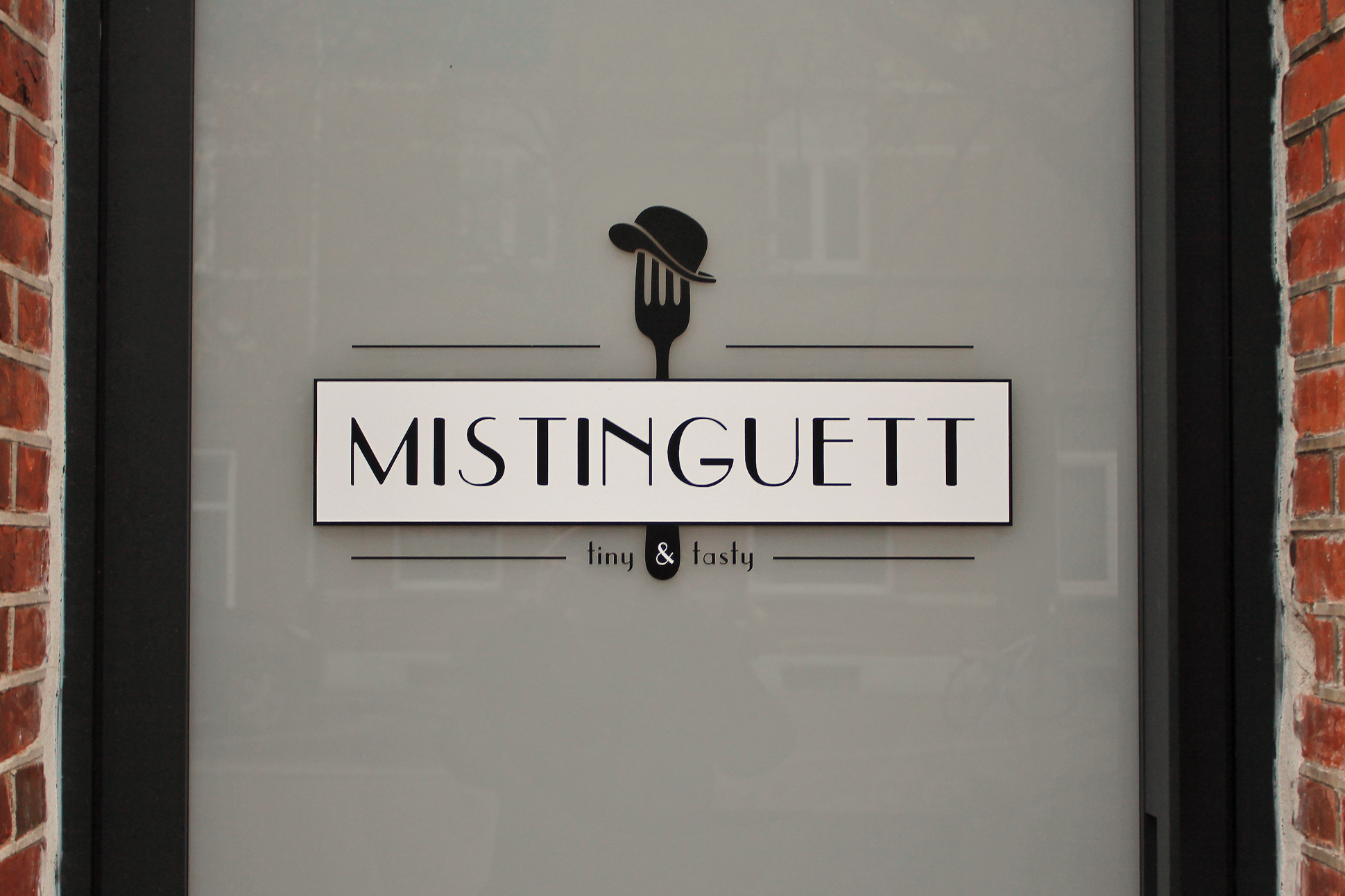 Mistinguett-Aarschot-logo-huisstijl-design-Studio-Bergen-deur-1